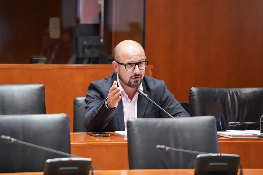 La iniciativa del PAR para fomentar el consumo de fruta y leche aragonesas en los colegios sale adelante en las Cortes